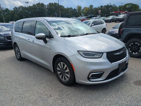 Used 2023 Chrysler Pacifica Touring-L FWD image 1