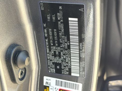 Used 2023 Toyota Highlander XLE AWD/4WD image 38