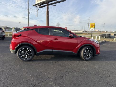 Used 2021 Toyota C-HR XLE image 10