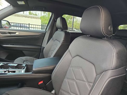 Used 2025 Volkswagen Atlas Cross Sport SE image 17