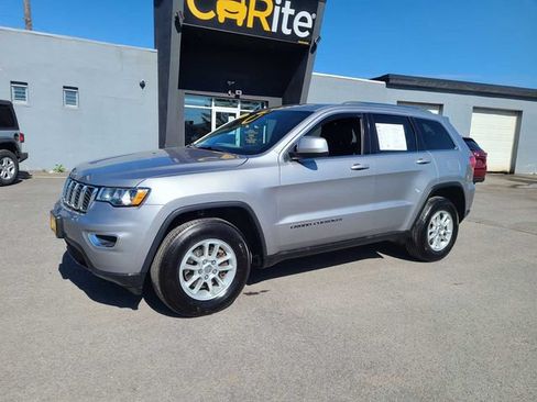 Used 2018 Jeep Grand Cherokee Laredo AWD/4WD image 2