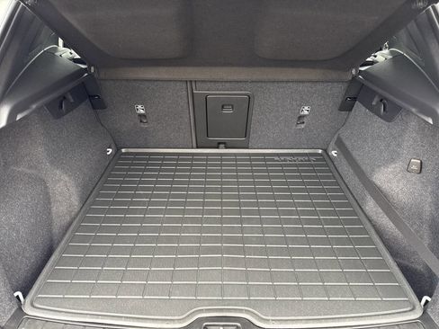 Used 2019 Volvo XC40 T5 Momentum image 6