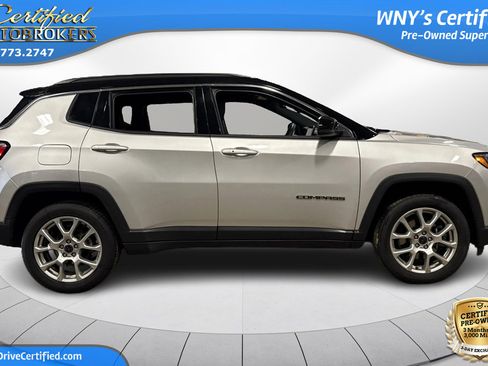 Used 2025 Jeep Compass Limited image 5