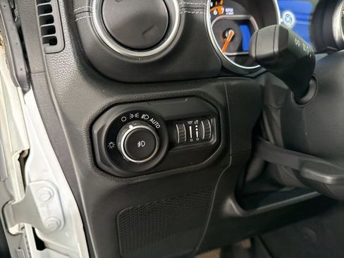 Used 2018 Jeep Wrangler Unlimited Sahara image 18