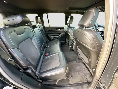 Used 2025 Jeep Grand Cherokee Altitude RWD image 28