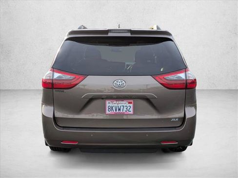 Used 2020 Toyota Sienna XLE image 7