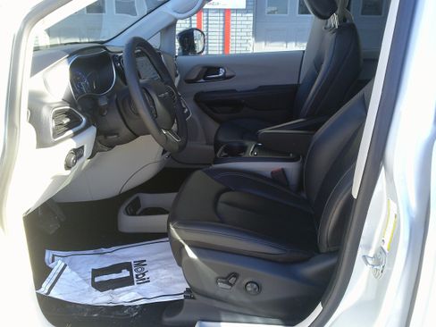 Used 2024 Chrysler Pacifica Touring-L image 13