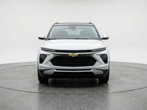 Used 2025 Chevrolet TrailBlazer LT image 2