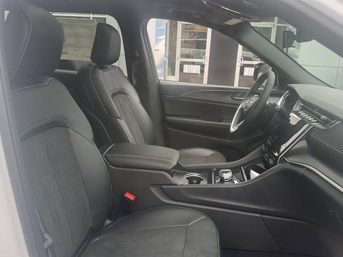 New 2025 Jeep Grand Cherokee L Altitude image 4