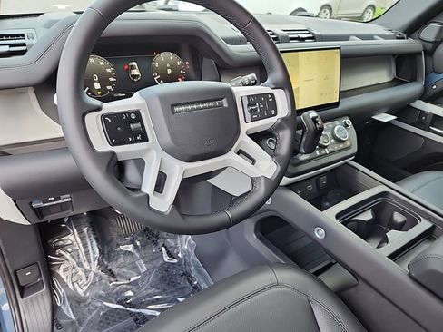 New 2024 Land Rover Defender 110 SE image 14