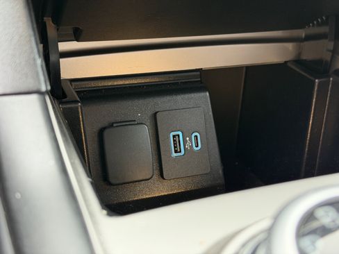 Used 2023 Ford Explorer XLT image 19