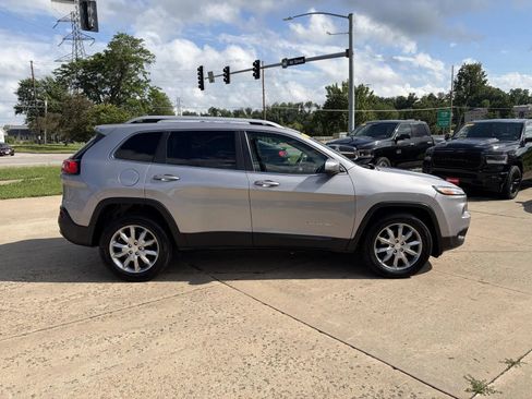Used 2017 Jeep Cherokee Limited w/ Luxury Group AWD/4WD image 4