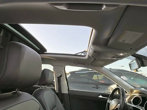 Used 2019 Volkswagen Tiguan SE w/ Panoramic Sunroof Package image 26