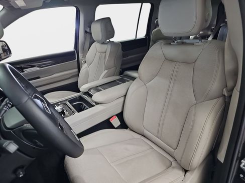 Used 2022 Jeep Wagoneer Series III w/ Premium Group I AWD/4WD image 18