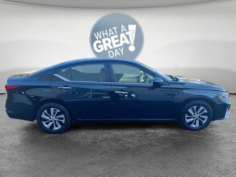 Used 2025 Nissan Altima 2.5 S FWD image 2