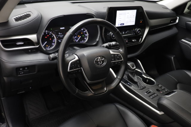 Used 2023 Toyota Highlander XLE AWD/4WD image 6