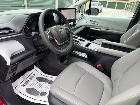 Used 2025 Toyota Sienna XLE image 11