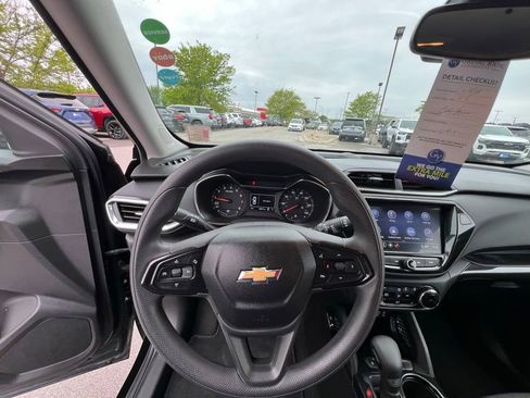 Used 2022 Chevrolet TrailBlazer LT w/ Convenience Package FWD image 38