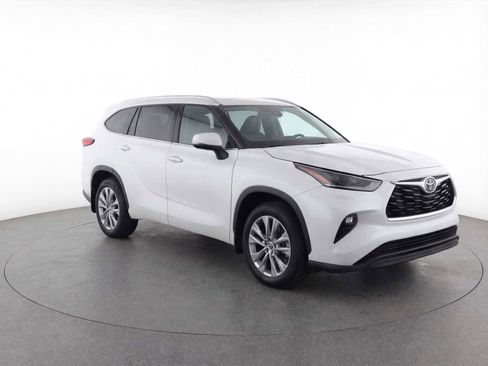 Used 2024 Toyota Highlander Limited image 3