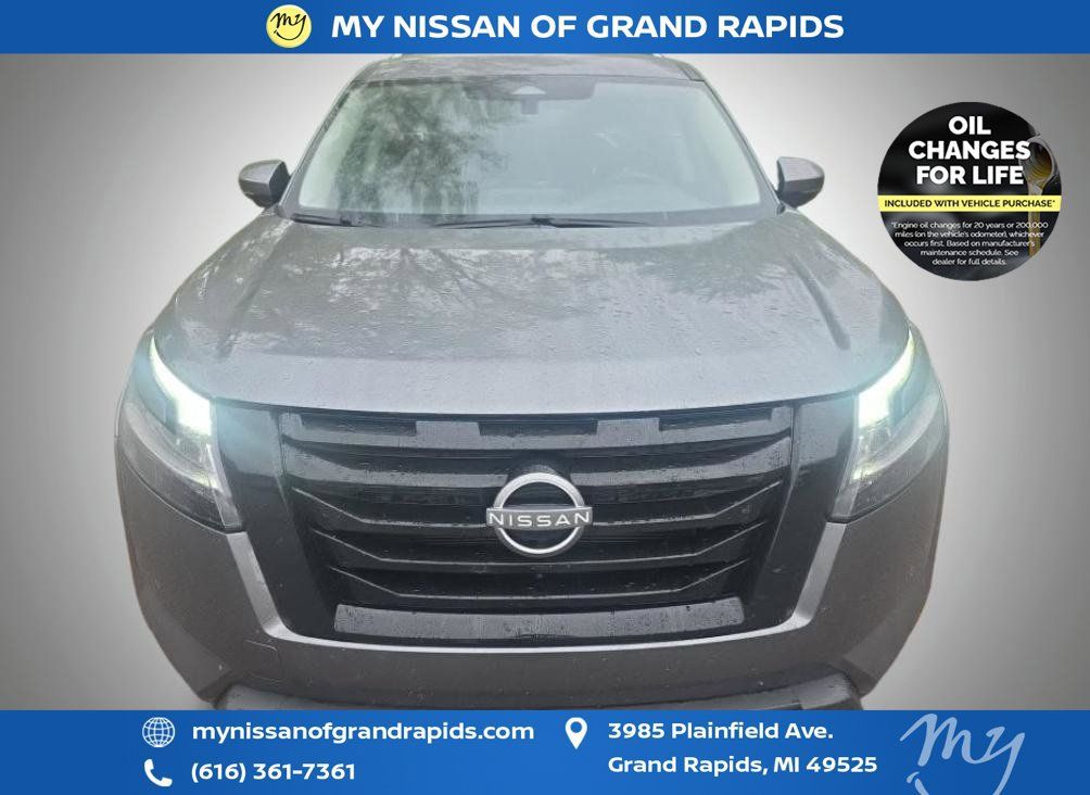 Used 2024 Nissan Pathfinder SL w/ Black Appearance Package AWD/4WD image 3