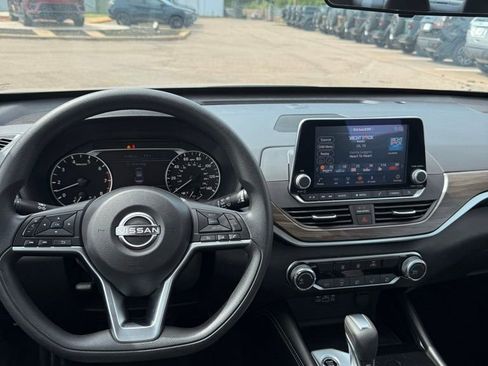 Used 2023 Nissan Altima 2.5 SV FWD image 11