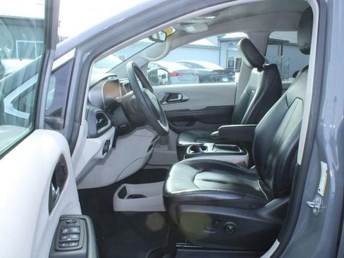 Used 2022 Chrysler Pacifica Touring-L image 8