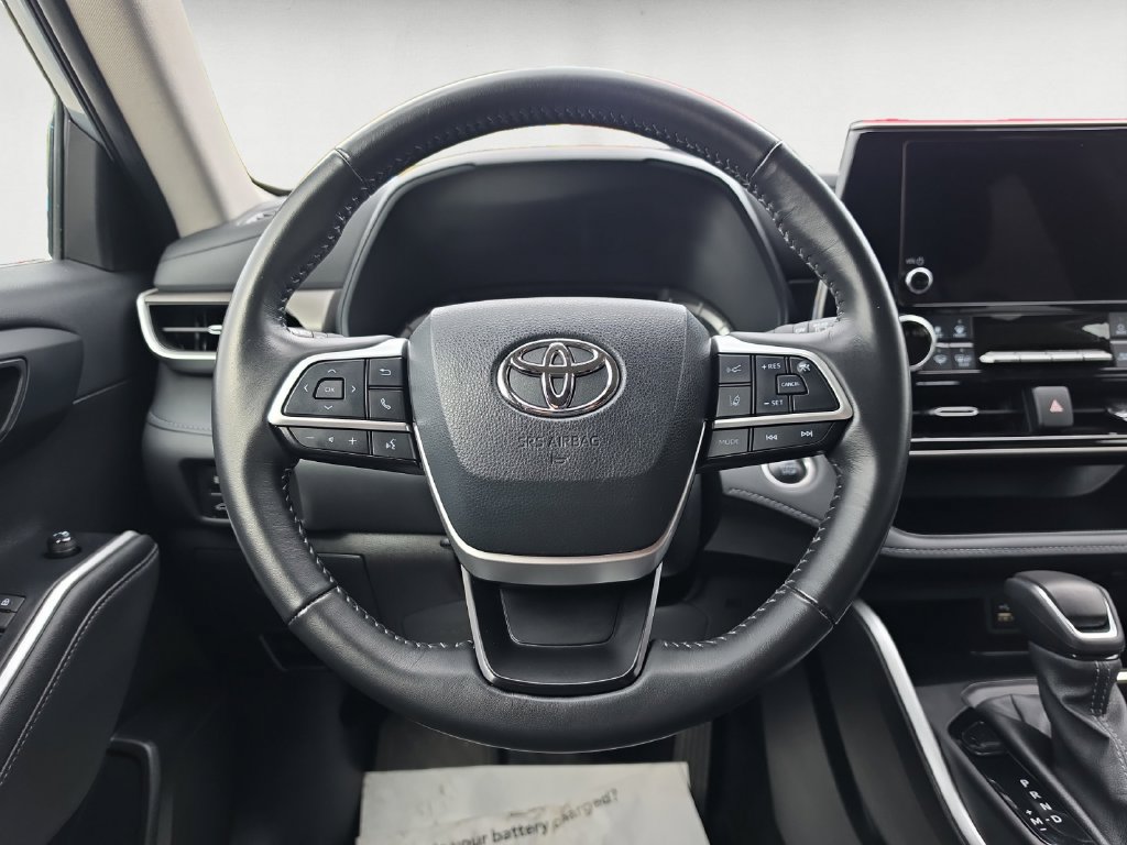 Used 2024 Toyota Highlander LE AWD/4WD image 13