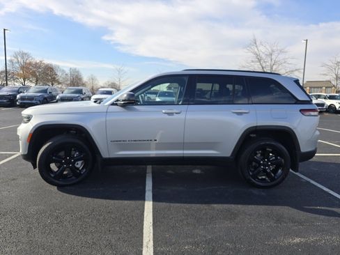 Used 2025 Jeep Grand Cherokee Limited w/ Black Appearance Package image 15