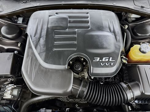 Used 2020 Chrysler 300 Touring RWD image 38