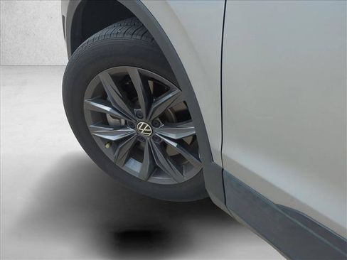 Used 2022 Volkswagen Tiguan SE FWD image 10