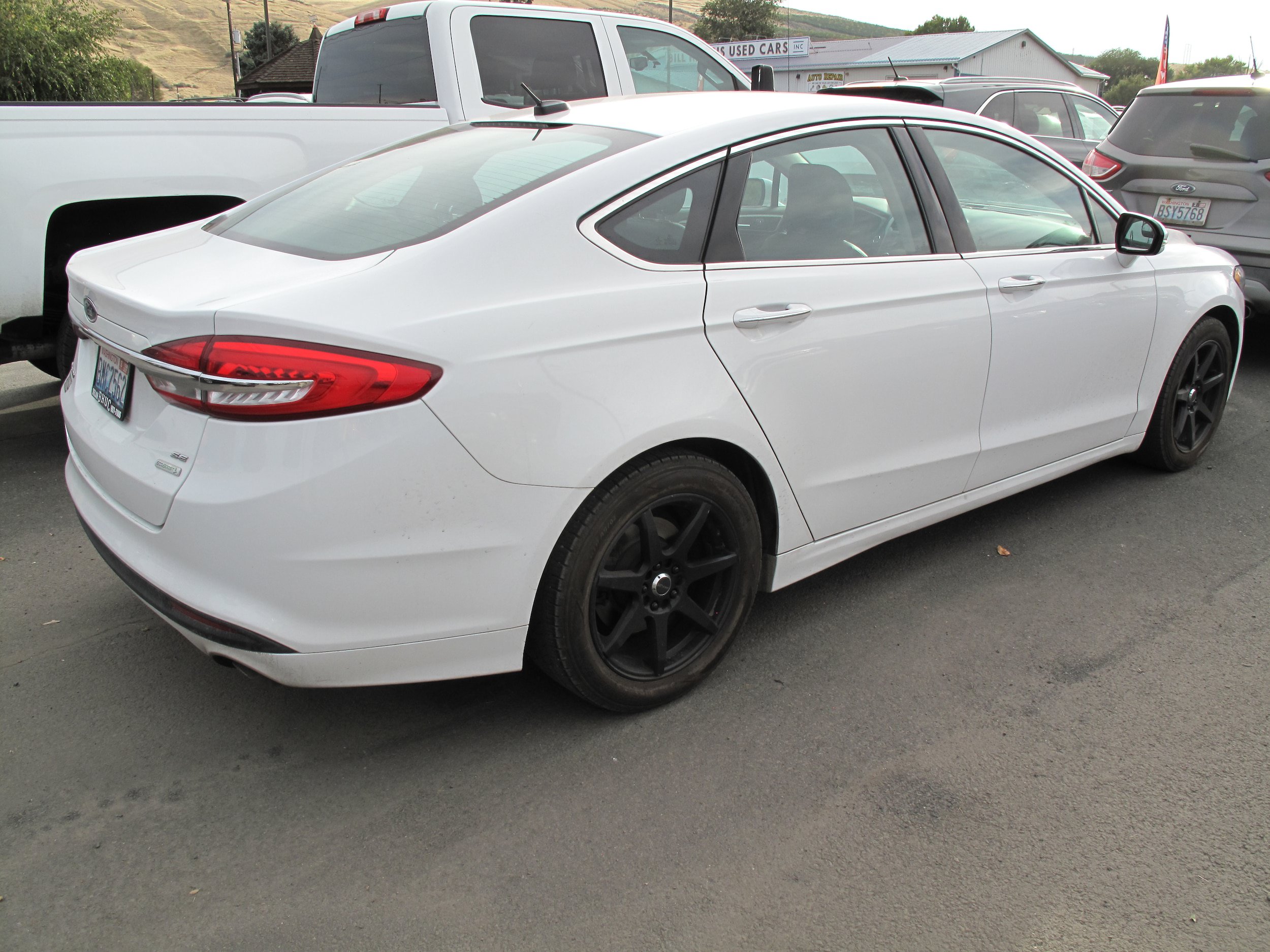 Used 2017 Ford Fusion SE FWD image 3