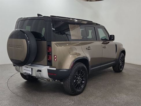 Used 2025 Land Rover Defender 110 S image 13