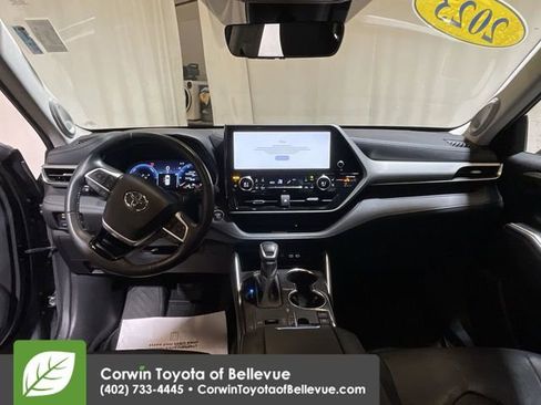 Used 2023 Toyota Highlander Platinum image 11