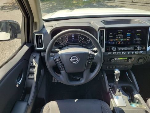 Used 2025 Nissan Frontier SV w/ SV Convenience Package RWD image 20