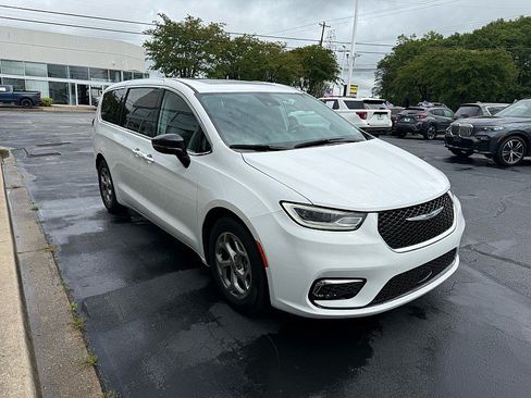Used 2024 Chrysler Pacifica Limited FWD image 5