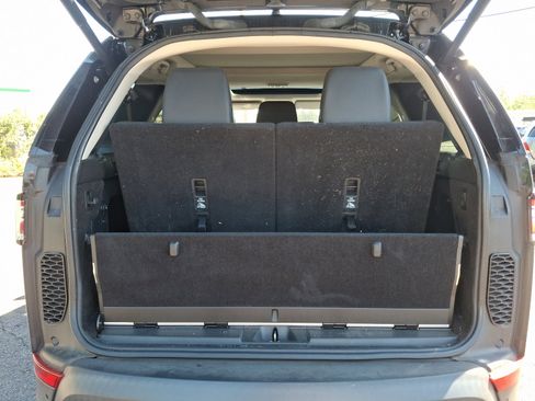 Used 2017 Land Rover Discovery HSE image 29