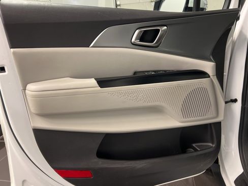 Used 2023 Kia Carnival LX image 26