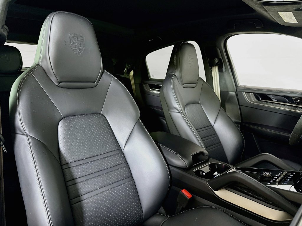 Certified 2025 Porsche Cayenne Turbo AWD/4WD image 18