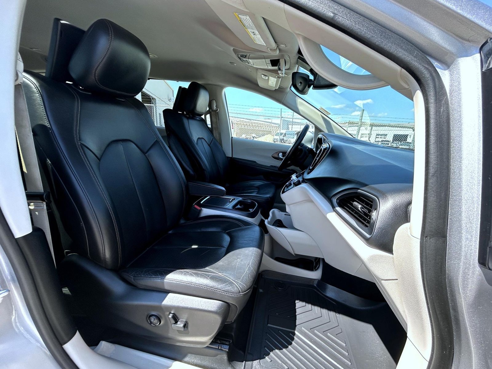Used 2018 Chrysler Pacifica Touring-L Plus FWD image 17