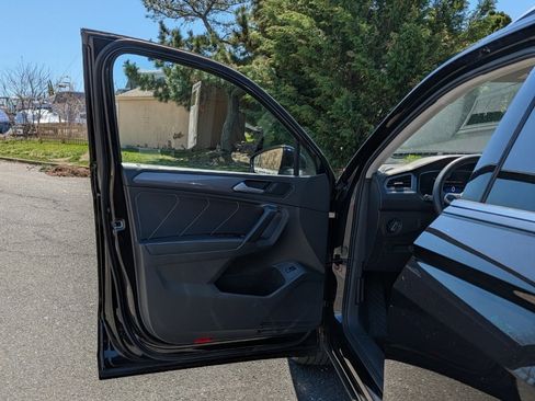 Used 2024 Volkswagen Tiguan SE image 10