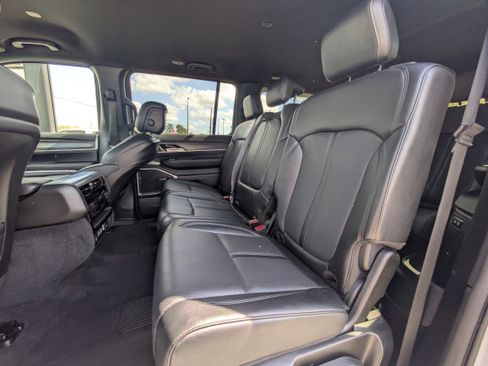 Used 2024 Jeep Wagoneer L Series II image 28