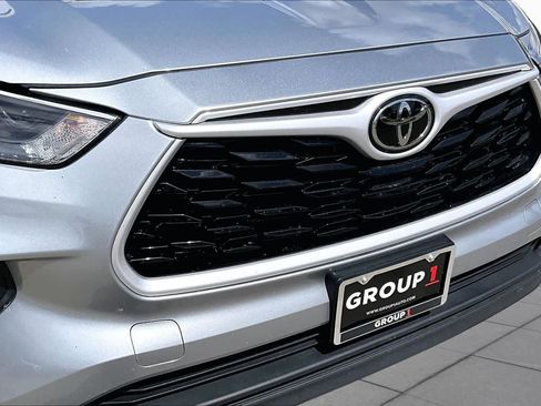 Used 2025 Toyota Highlander XLE FWD image 29
