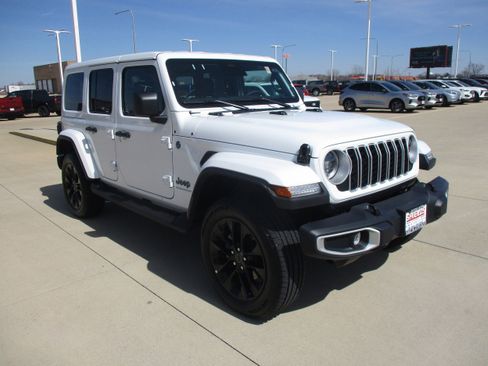 Used 2025 Jeep Wrangler Sahara image 9