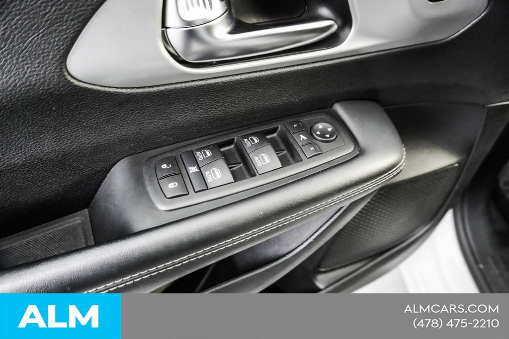 Used 2025 Chrysler Pacifica Limited FWD image 44