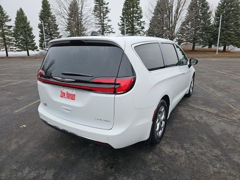 Used 2024 Chrysler Pacifica Limited w/ Uconnect Theater Family Group image 6