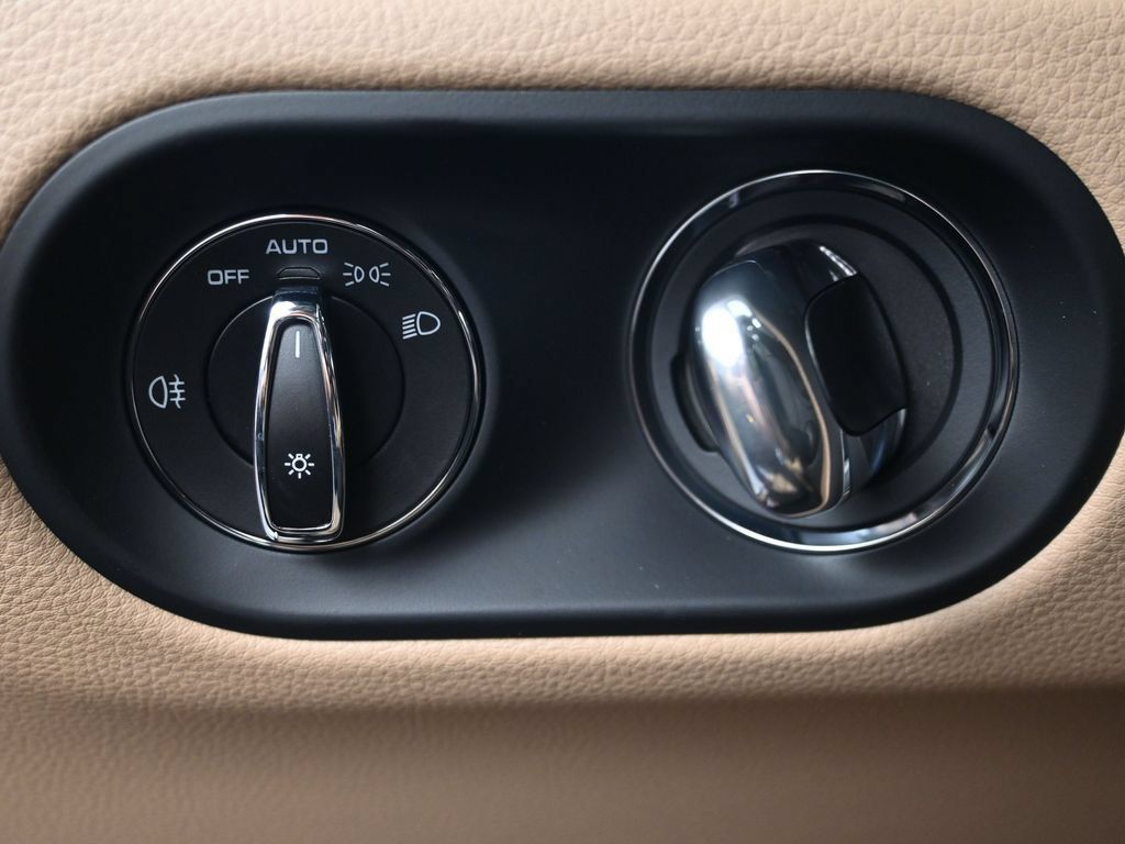 Certified 2026 Porsche Macan AWD/4WD image 25