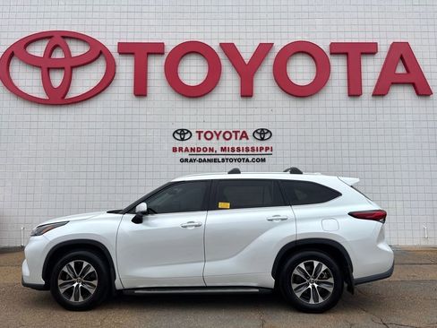 Used 2022 Toyota Highlander XLE image 2