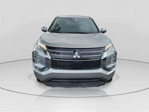 Used 2026 Mitsubishi Outlander ES FWD image 2