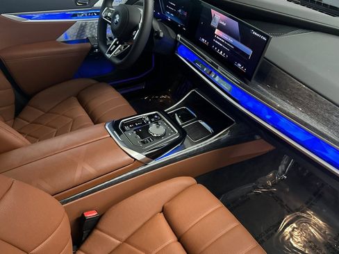 Used 2025 BMW i7 xDrive60 image 33