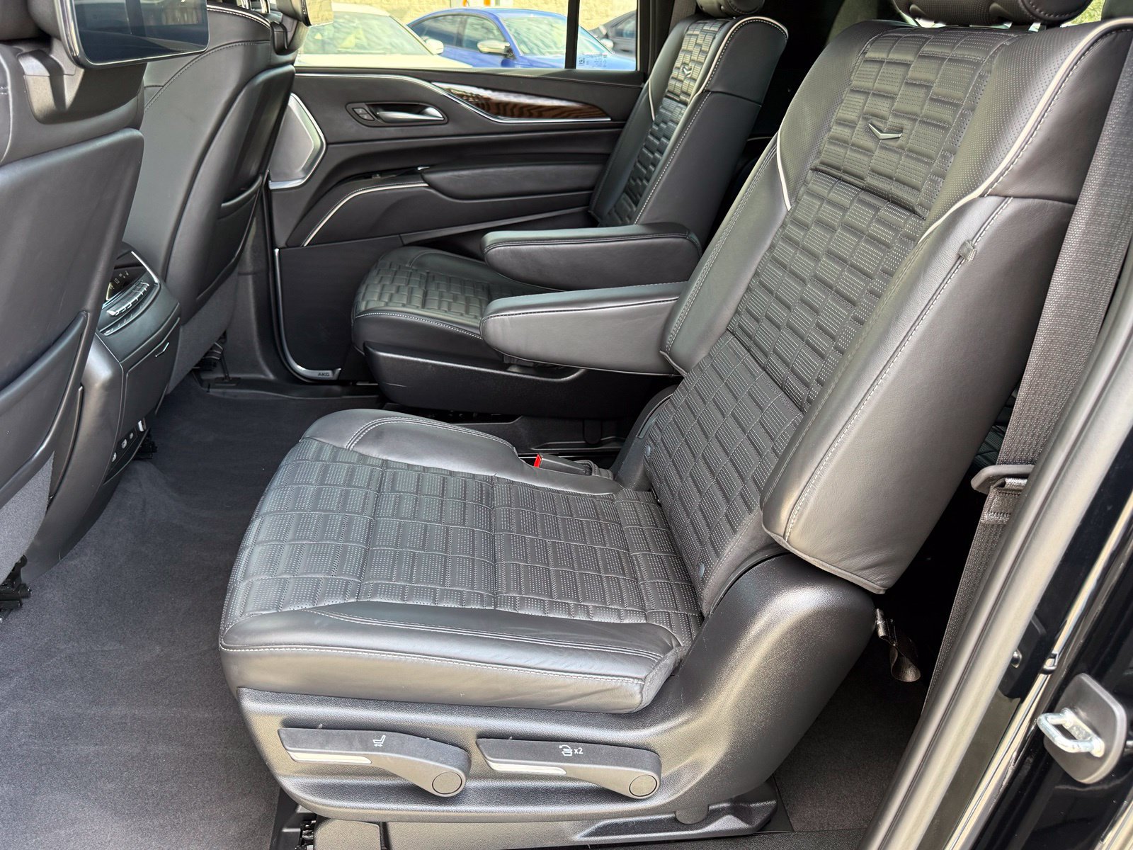 Used 2024 Cadillac Escalade ESV Premium Luxury Platinum AWD/4WD image 33